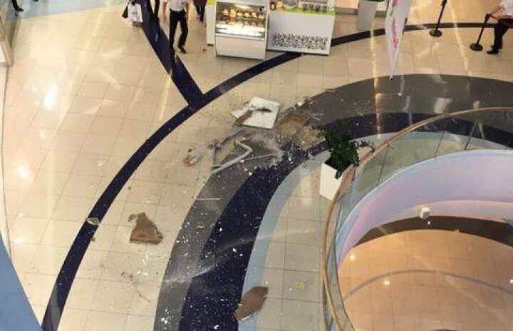 В MEGA-2 в Алматы рухнула часть потолка