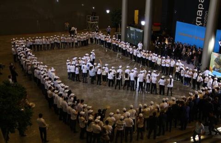 В Астане победу Назарбаева отметили флешмобом