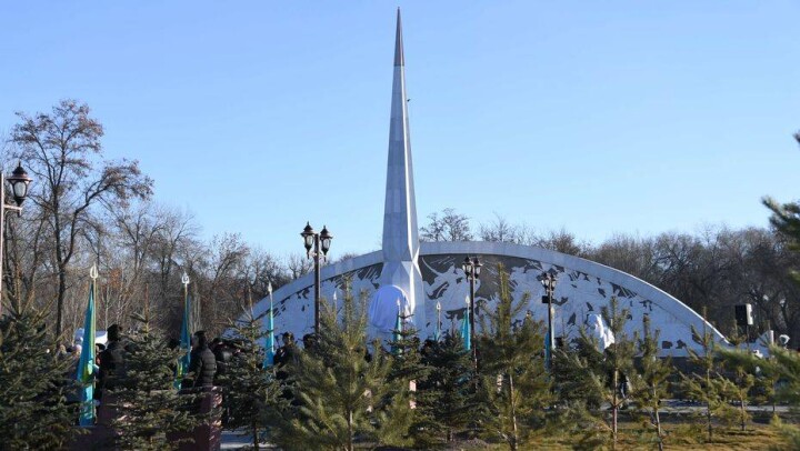 Гигантскую стелу стоимостью около 300 млн тенге установили в Алматинской области