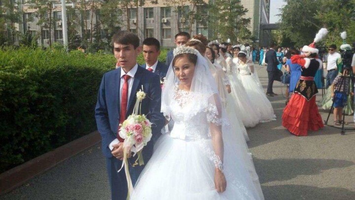 В День Конституции в Актобе Бердыбек Сапарбаев поженил 50 пар 