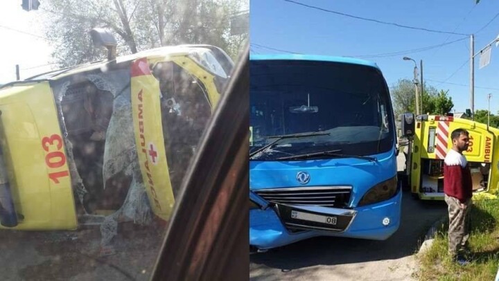 В Таразе скорая опрокинулась набок после столкновения с автобусом. Пострадали четверо