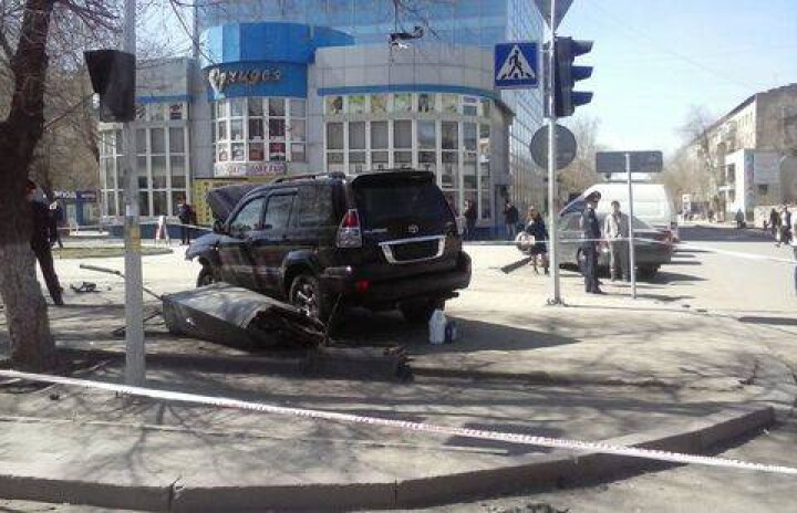 В Караганде внедорожник вылетел на тротуар и сбил прохожего