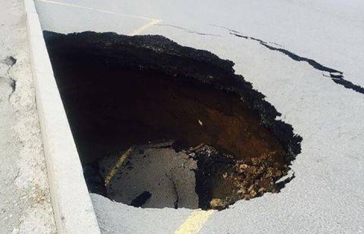 Яма, способная "проглотить" автомобиль, образовалась на проезжей части в Караганде