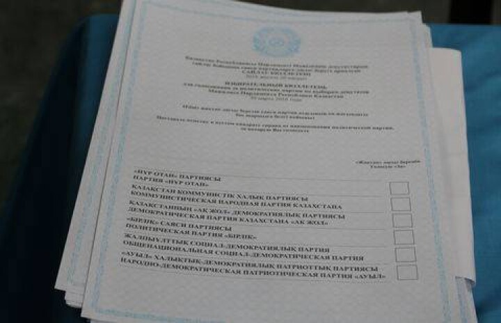 Житель Атырау снял на видео вброс бюллетеней