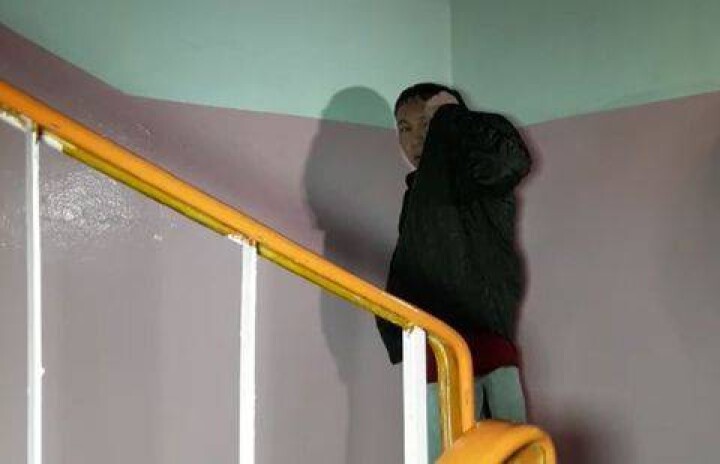 В Алматы владельцы квартиры поймали вора-домушника с поличным