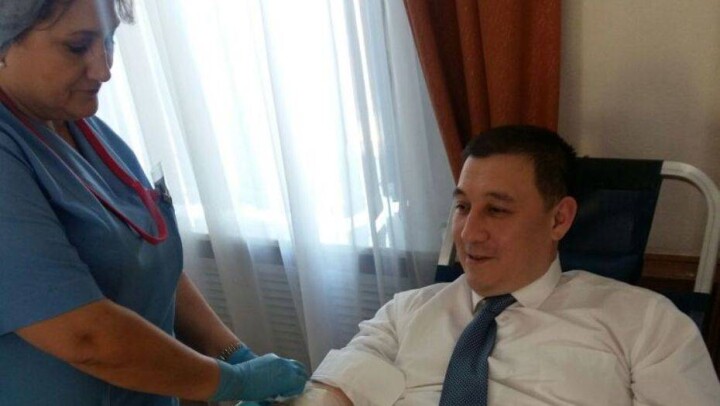 За кровью акима Караганды медики пришли к нему в кабинет