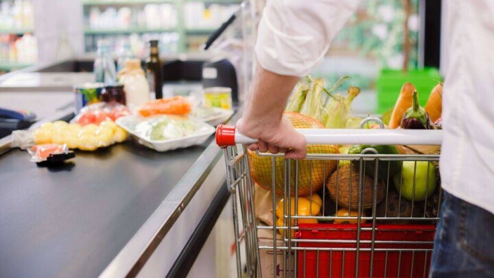 Больше половины розничных продаж в Казахстане пришлось на продукты в апреле 