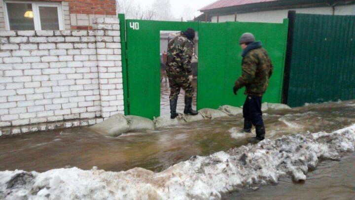 В ВКО сильный дождь подтопил дворы и дома, в области развёрнут оперативный штаб