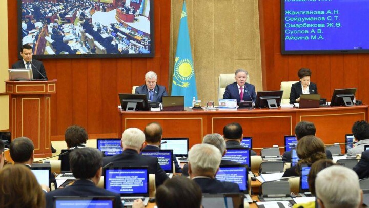 Мереке алдындағы мәжіліс: Нығматулин журналистерді 8 наурыз мерекесімен қалай құттықтады?