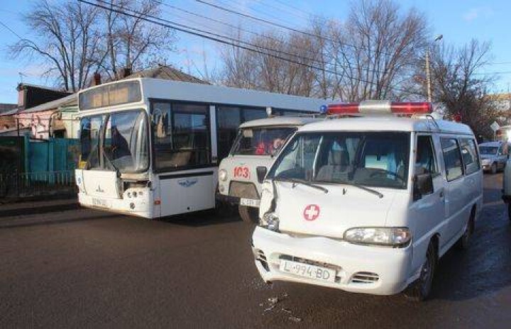 В Уральске "скорая помощь" столкнулась с автобусом
