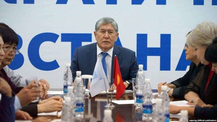 Алмазбек Атамбаев покинул пост главы правящей партии и приостановил членство в её рядах