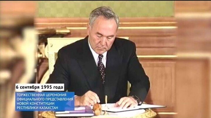 Опубликовано архивное видео принятия Конституции Казахстана