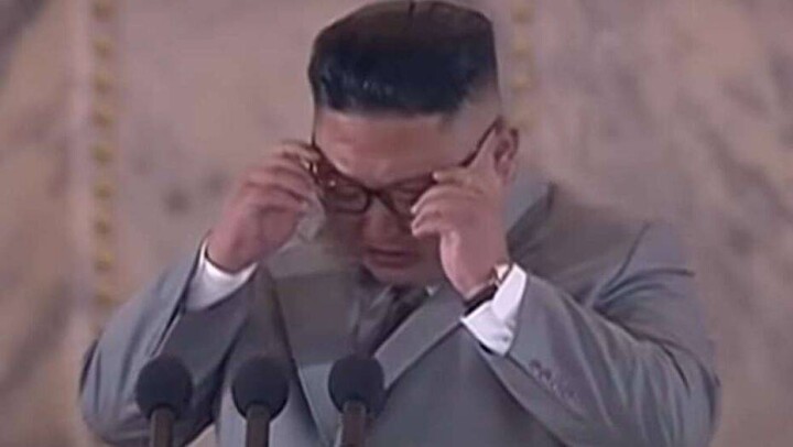 Ким Чен Ын назвал себя недостаточно хорошим руководителем и прослезился во время выступления на военном параде