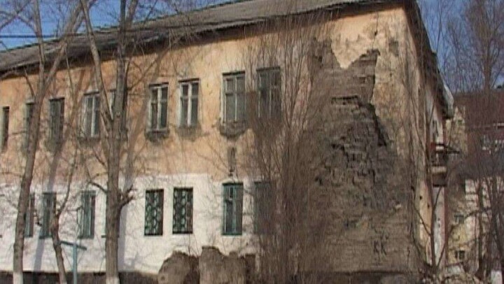 В Костанае дом с трещиной от фундамента до крыши не признают аварийным