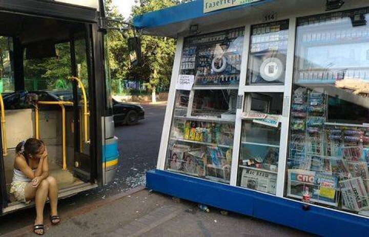 В центре Алматы автобус врезался в газетный киоск 