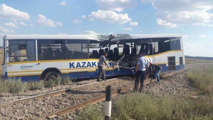 Двое пострадавших от столкновения тепловоза с автобусом находятся в тяжёлом состоянии