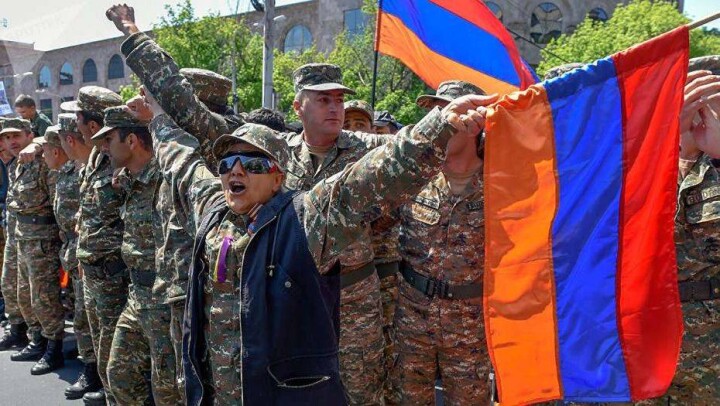 К массовой акции протеста в Ереване присоединились военные