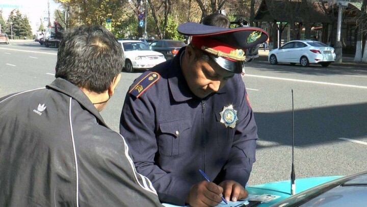 Как быстро должен подойти автоинспектор к водителю после остановки, рассказали в МВД
