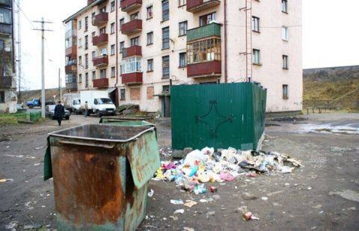 В сети появилось видео, как работники автомойки в Астане сливают грязь в мусорные контейнеры