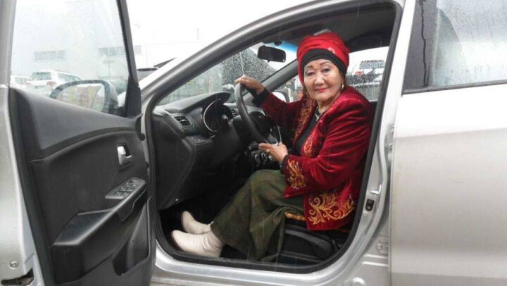 Автокөлік тізгіндеген 77 жастағы әже