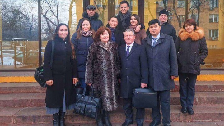 Суд Алматы отказался отстранять адвоката от дела по требованию прокуроров. Его защищали 35 коллег