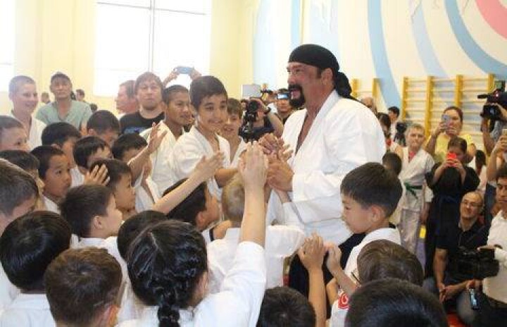 Стивен Сигал показал приёмы айкидо на детях Астаны