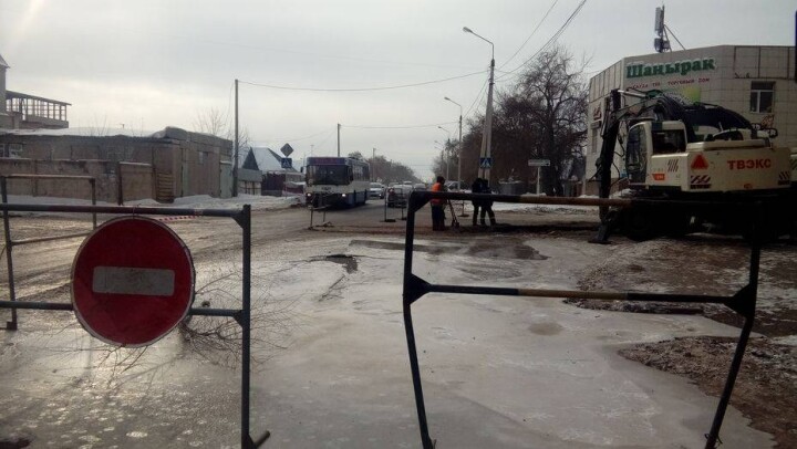 Улицы Павлодара вновь топит из-за порыва водопровода
