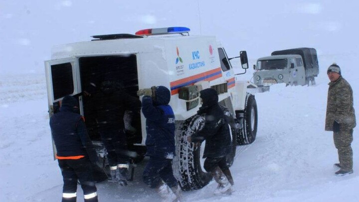 Спасатели экстренно эвакуируют людей с автотрасс в ЮКО
