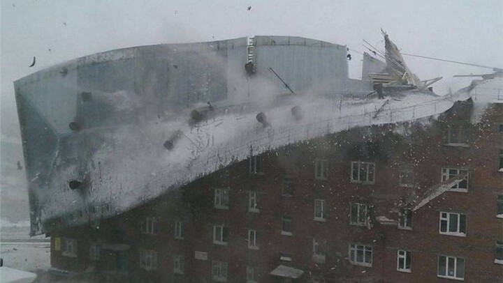 В Караганде крышу поликлиники сдуло на соседний жилой дом