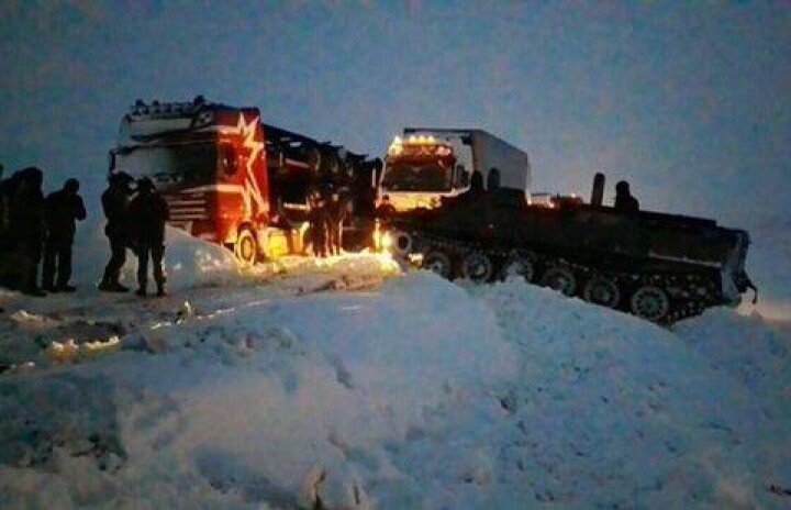 С некоторыми дальнобойщиками, застрявшими на трассе в Карагандинской области, оборвалась связь