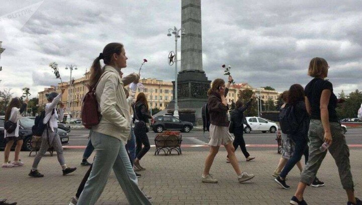 Акции протеста в Беларуси: женщины с цветами вышли на улицы, в Бресте задержали иностранцев