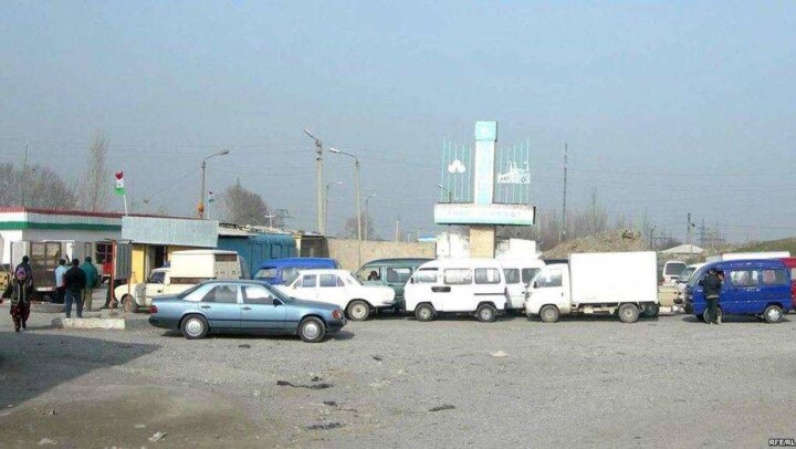 На границе Таджикистана и Узбекистана разрушили "каримовскую стену"
