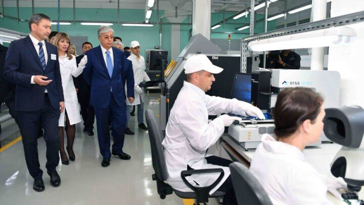Токаев посетил старейший завод в Петропавловске, где проходит техническая модернизация