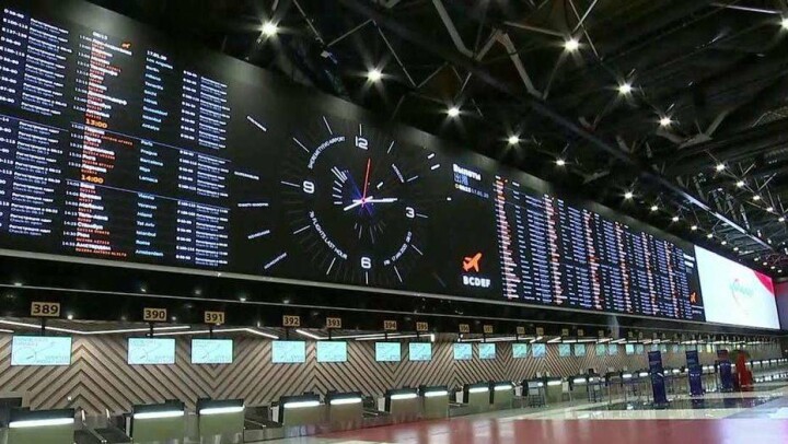 В Москве открыли новый терминал Шереметьево. Здесь информируют пассажиров на казахском языке