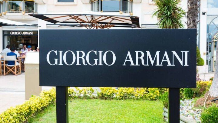 Armani переоборудует заводы, чтобы шить одноразовые халаты для врачей