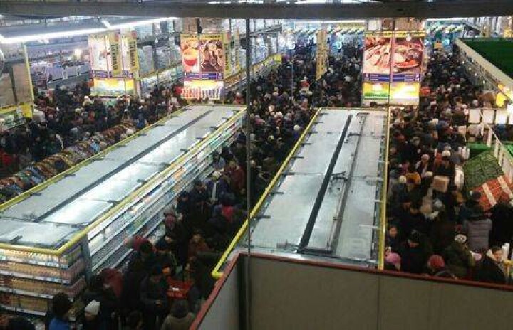 Грандиозной давкой открылся новый гипермаркет в Актобе