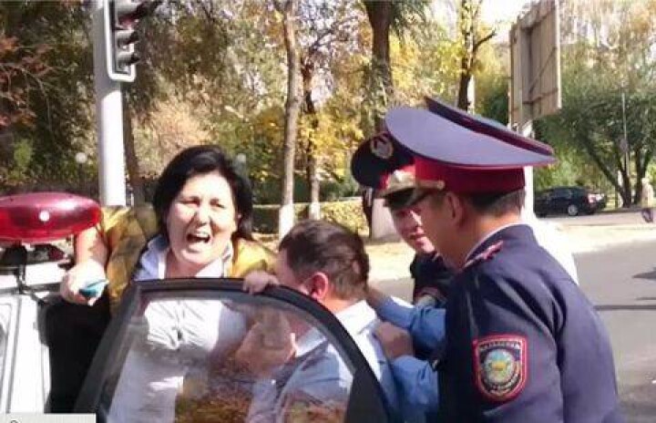 Участников несанкционированного митинга у Нацбанка оштрафовали на 140 тысяч тенге