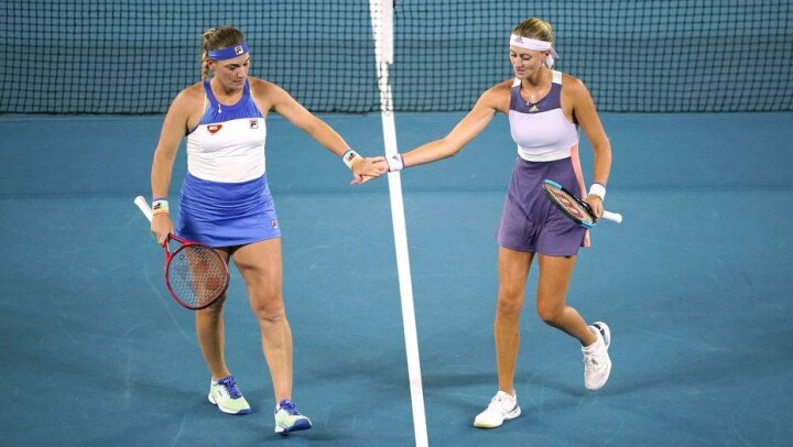Кристина Младенович и Тимея Бабош во второй раз в карьере выиграли Australian Open