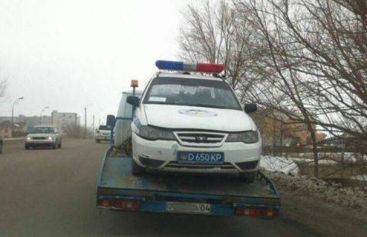 Эвакуатор увёз машину актюбинских полицейских