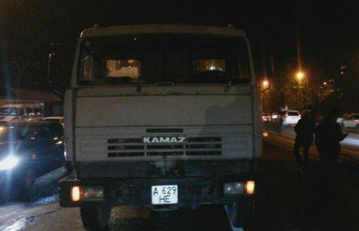 Пешеход в Алматы погиб под колёсами КамАЗа