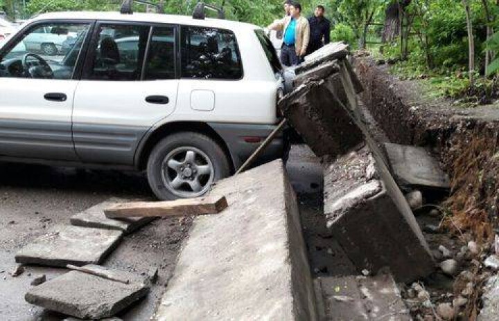 Бетонные плиты, подмытые дождём, рухнули на автомобили в Алматы