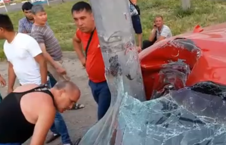 В Алматы Hyundai Tiburon "обнял" столб
