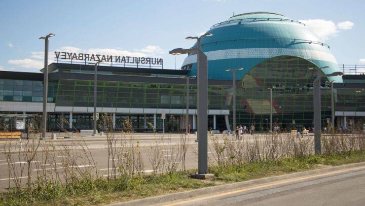 На здании аэропорта Астаны появилась вывеска с именем Президента