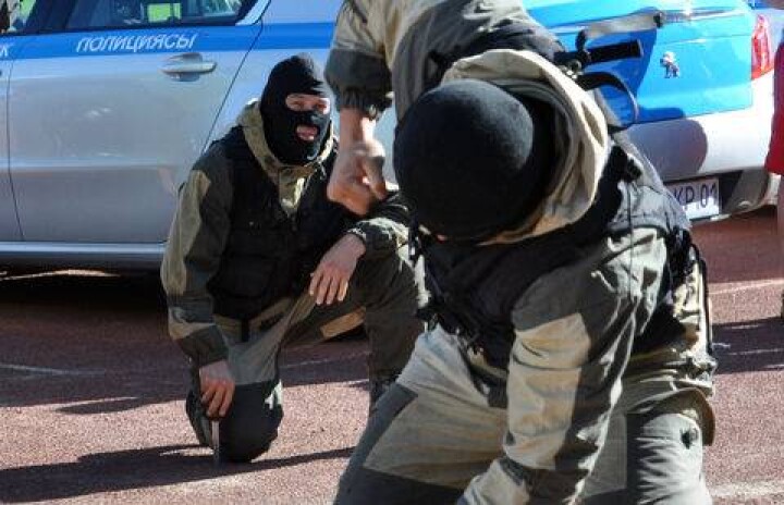 В Алматы полиция проводит спецоперацию по задержанию преступников
