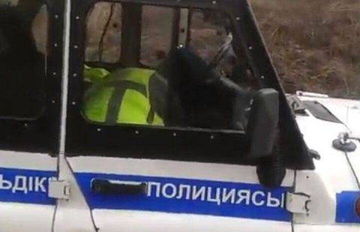 Спящих в служебном авто полицейских сняли на фото в Усть-Каменогорске