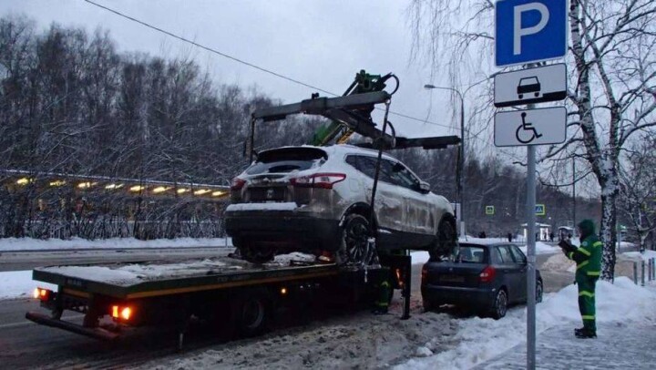 Автомобили, мешающие уборке снега, эвакуируют с улиц Алматы