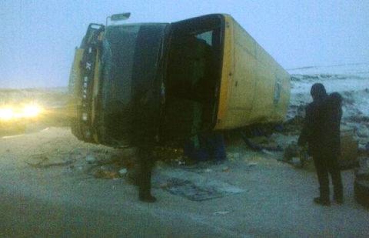 Рейсовый автобус опрокинулся на трассе в Павлодарской области