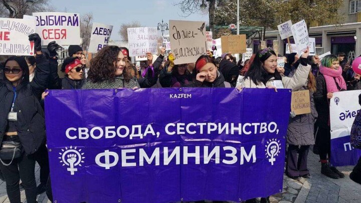Двух активисток оштрафовали за участие в женском марше в Алматы