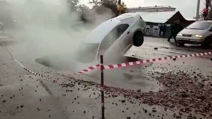 В яму с кипятком провалился автомобиль в Петропавловске