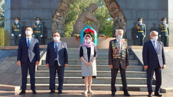 Государственный секретарь Казахстана прибыл в ВКО и возложил цветы к монументу жертв ядерных испытаний